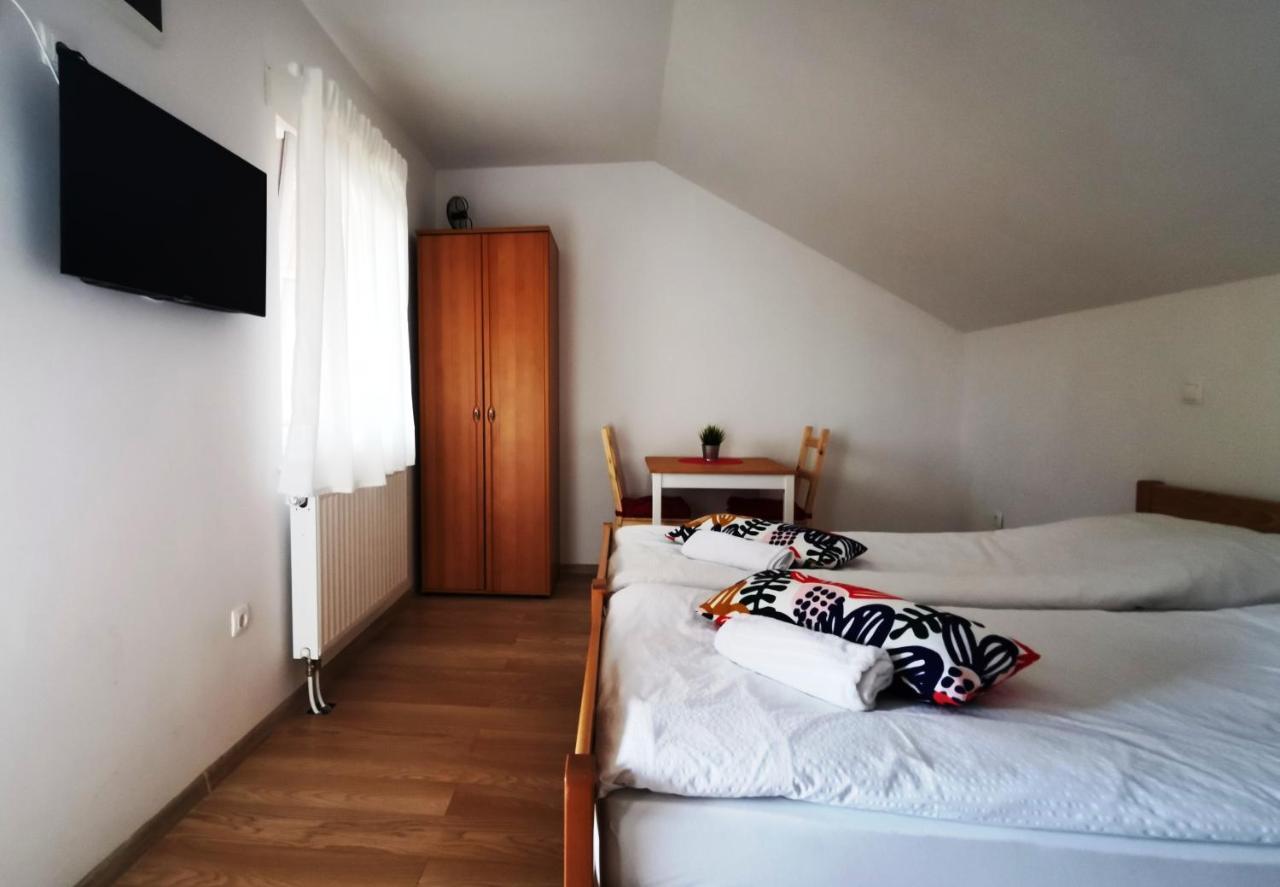 Vila Julija - Apartment & Rooms Otočac Dış mekan fotoğraf