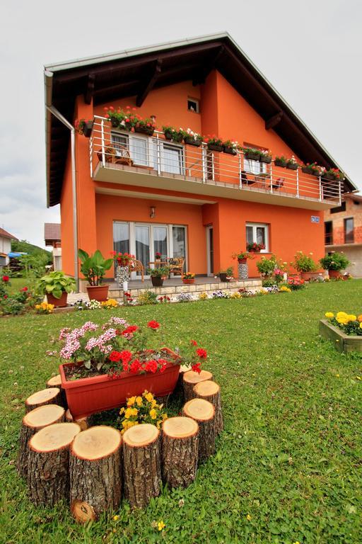 Vila Julija - Apartment & Rooms Otočac Dış mekan fotoğraf