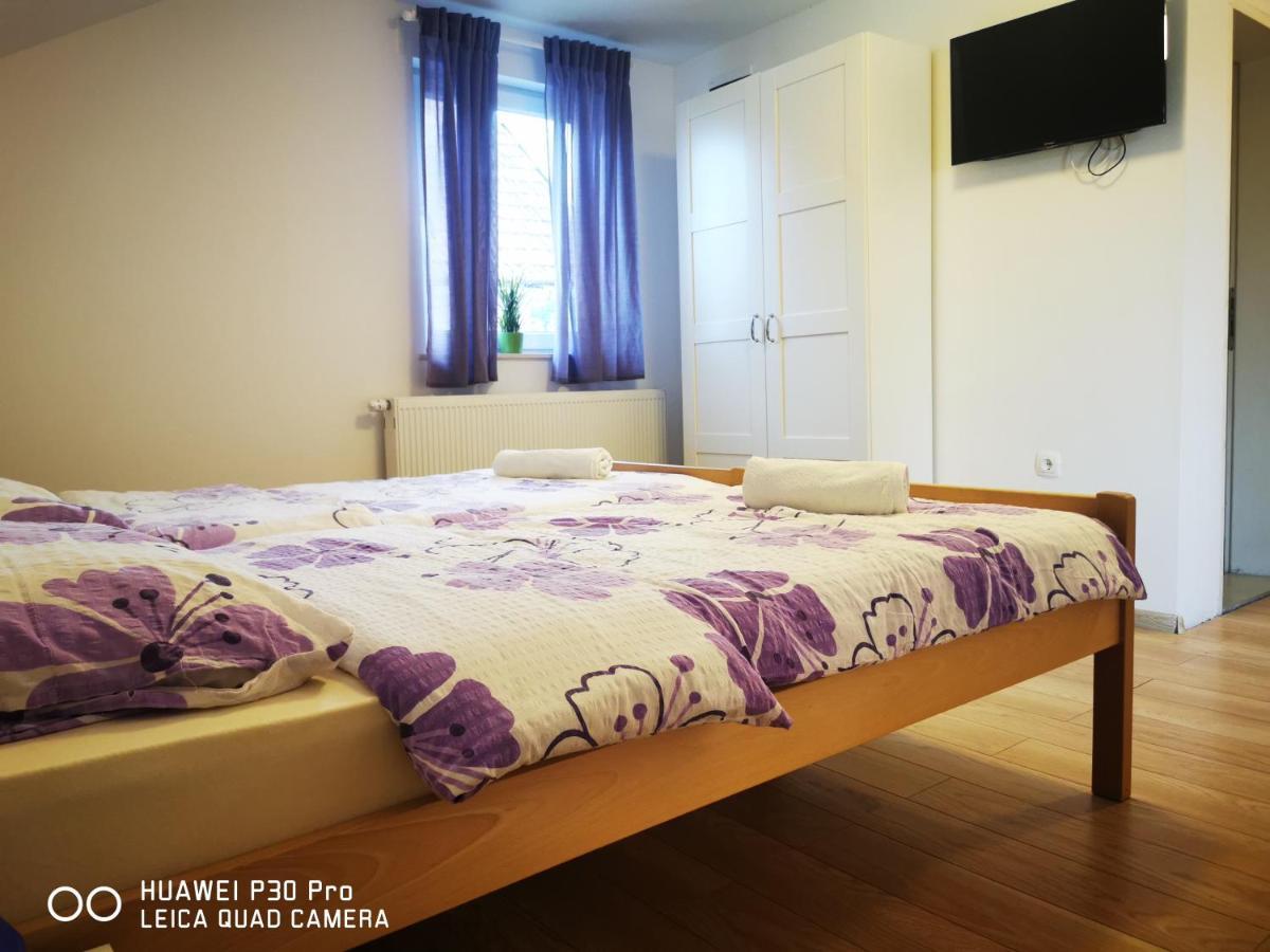Vila Julija - Apartment & Rooms Otočac Dış mekan fotoğraf