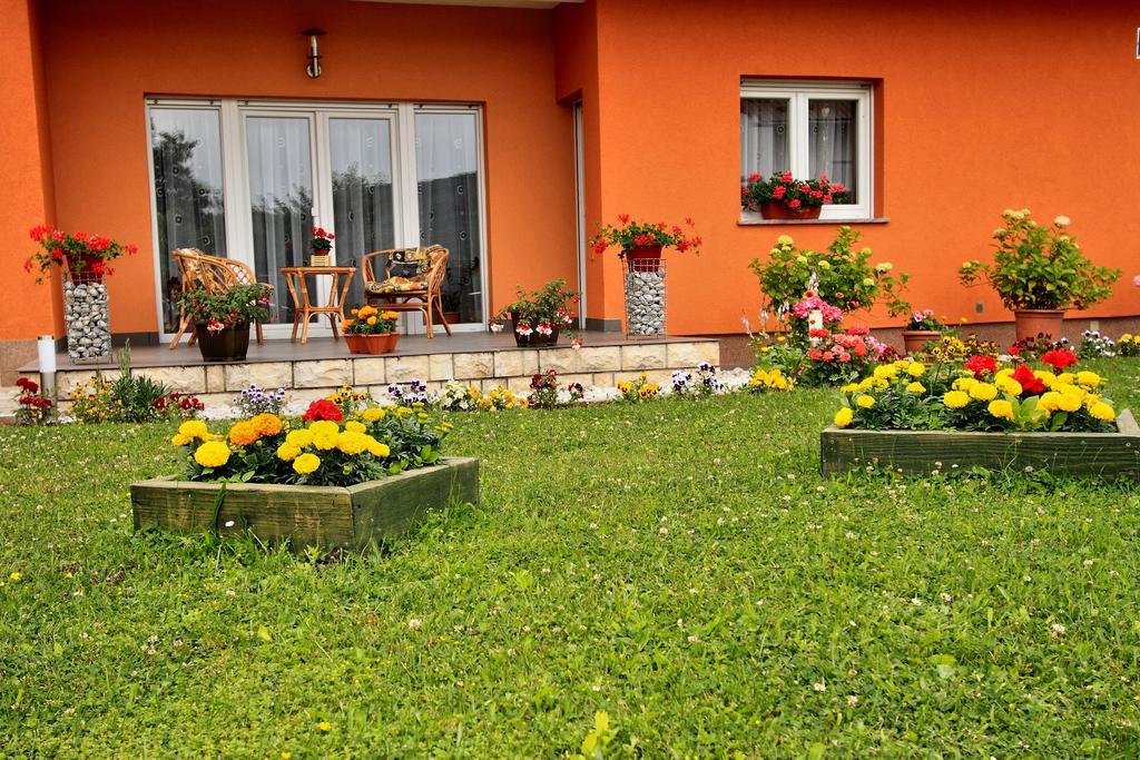 Vila Julija - Apartment & Rooms Otočac Dış mekan fotoğraf