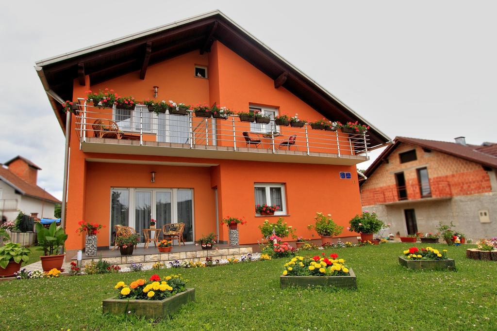 Vila Julija - Apartment & Rooms Otočac Dış mekan fotoğraf