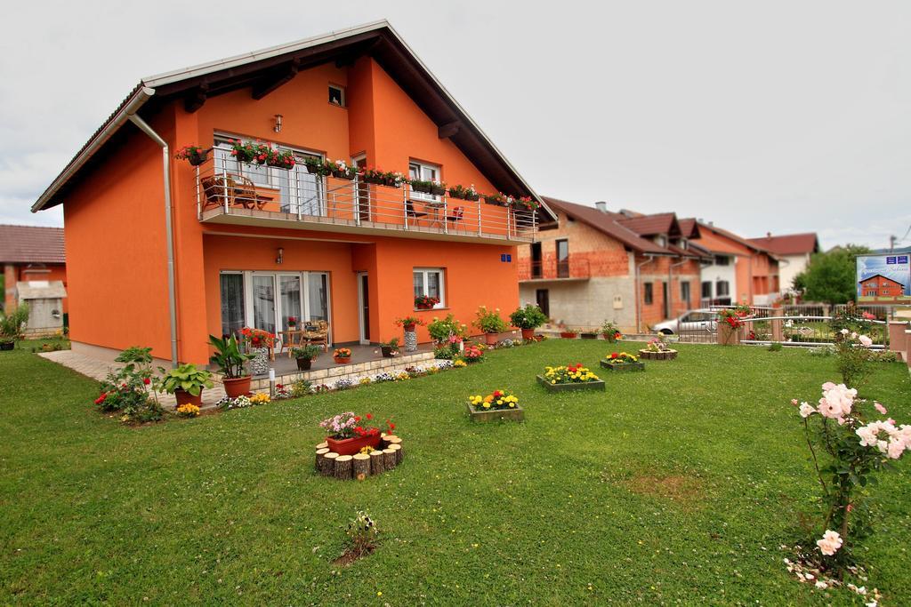 Vila Julija - Apartment & Rooms Otočac Dış mekan fotoğraf