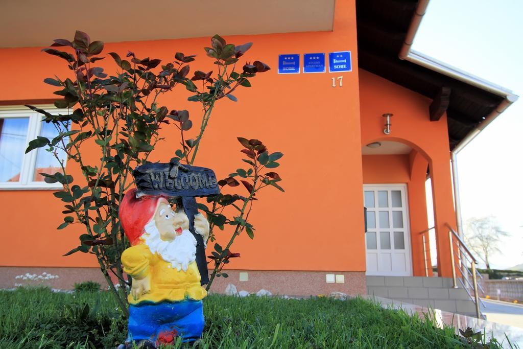 Vila Julija - Apartment & Rooms Otočac Dış mekan fotoğraf