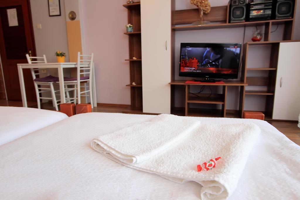 Vila Julija - Apartment & Rooms Otočac Dış mekan fotoğraf