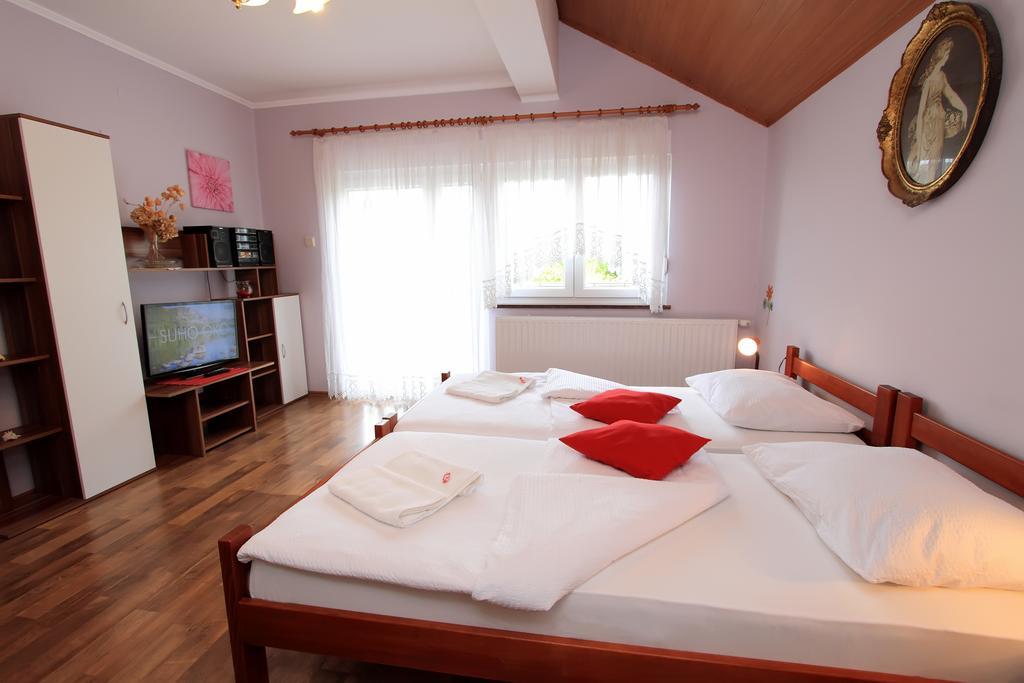 Vila Julija - Apartment & Rooms Otočac Dış mekan fotoğraf