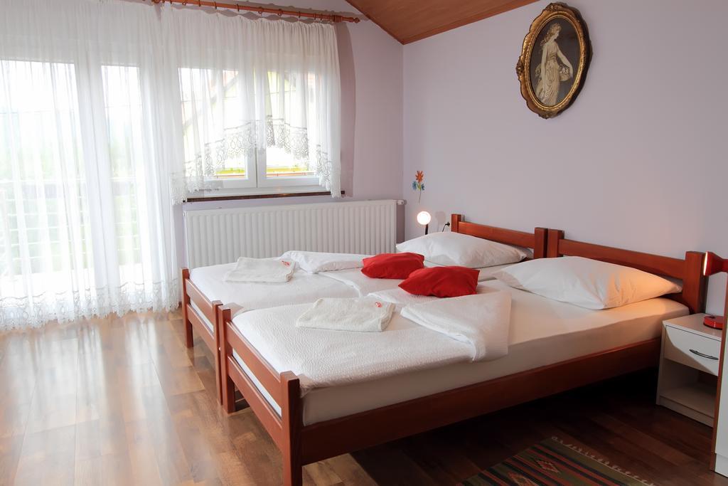 Vila Julija - Apartment & Rooms Otočac Dış mekan fotoğraf