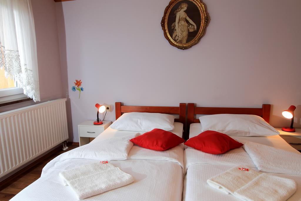 Vila Julija - Apartment & Rooms Otočac Dış mekan fotoğraf