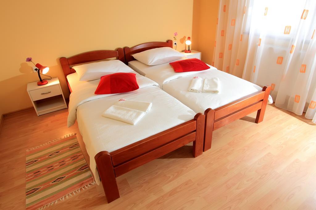 Vila Julija - Apartment & Rooms Otočac Dış mekan fotoğraf