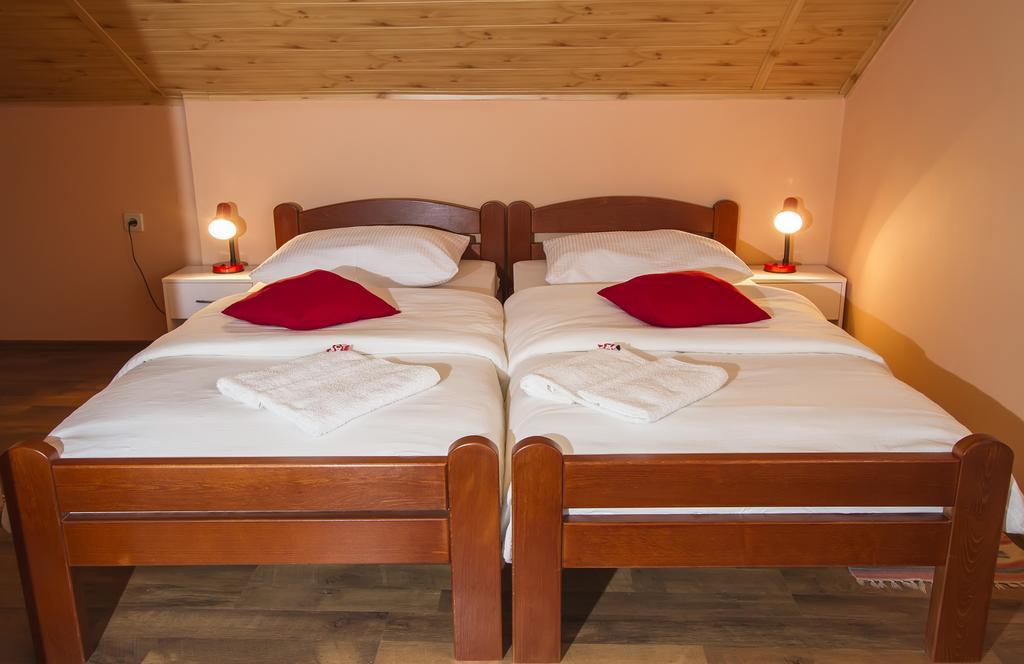 Vila Julija - Apartment & Rooms Otočac Dış mekan fotoğraf